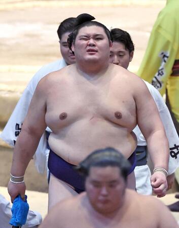 豪ノ山に敗れ、厳しい表情で引き揚げる大の里