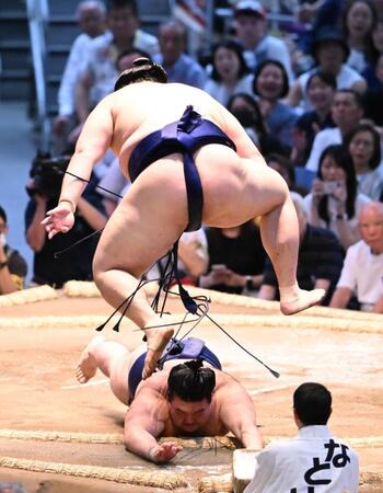 郷ノ山に押し出され飛び上がる大の里（上）。軍配差し違えで３敗目を喫した