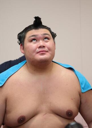 支度部屋で天井を見つめる大の里
