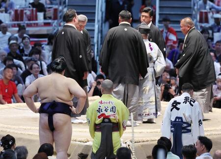 物言いがつき土俵を見つめる大の里（手前左）