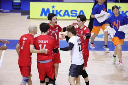 第４セット、得点が決まり喜ぶ高橋藍（右）ら日本代表