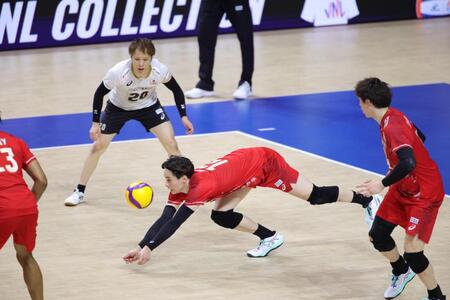 第５セット、相手ボールに喰らいつく高橋藍