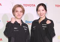 こぶしを握る本田真凜と宇野昌磨（撮影・佐々木彰尚）