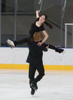 公開練習をする本田真凜と宇野昌磨（撮影・佐々木彰尚）