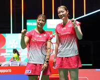 試合に勝利しポーズをとる松本麻佑と福島由紀（左）＝撮影・石井剣太郎