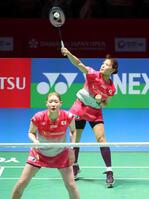 プレーする松本麻佑と福島由紀（右）＝撮影・石井剣太郎