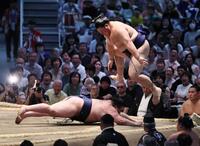 大の里㊨が押し出しで豪ノ山に敗れる