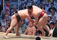 霧島（左）が押し出しで隆の勝を下す