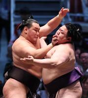 美ノ海（右）を攻める豊昇龍。突き落としで下す