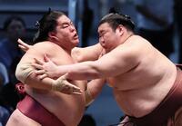 大栄翔（左）と攻め合う熱海富士