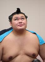 支度部屋で天井を見つめる大の里