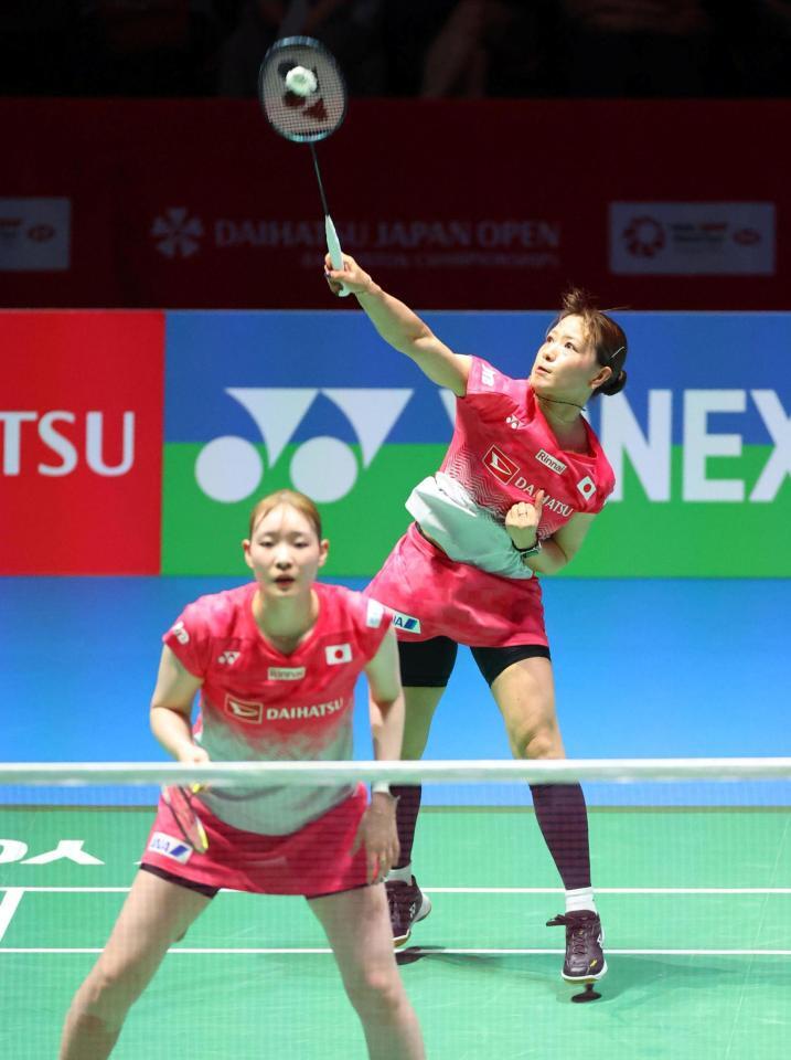プレーする松本麻佑と福島由紀（右）＝撮影・石井剣太郎