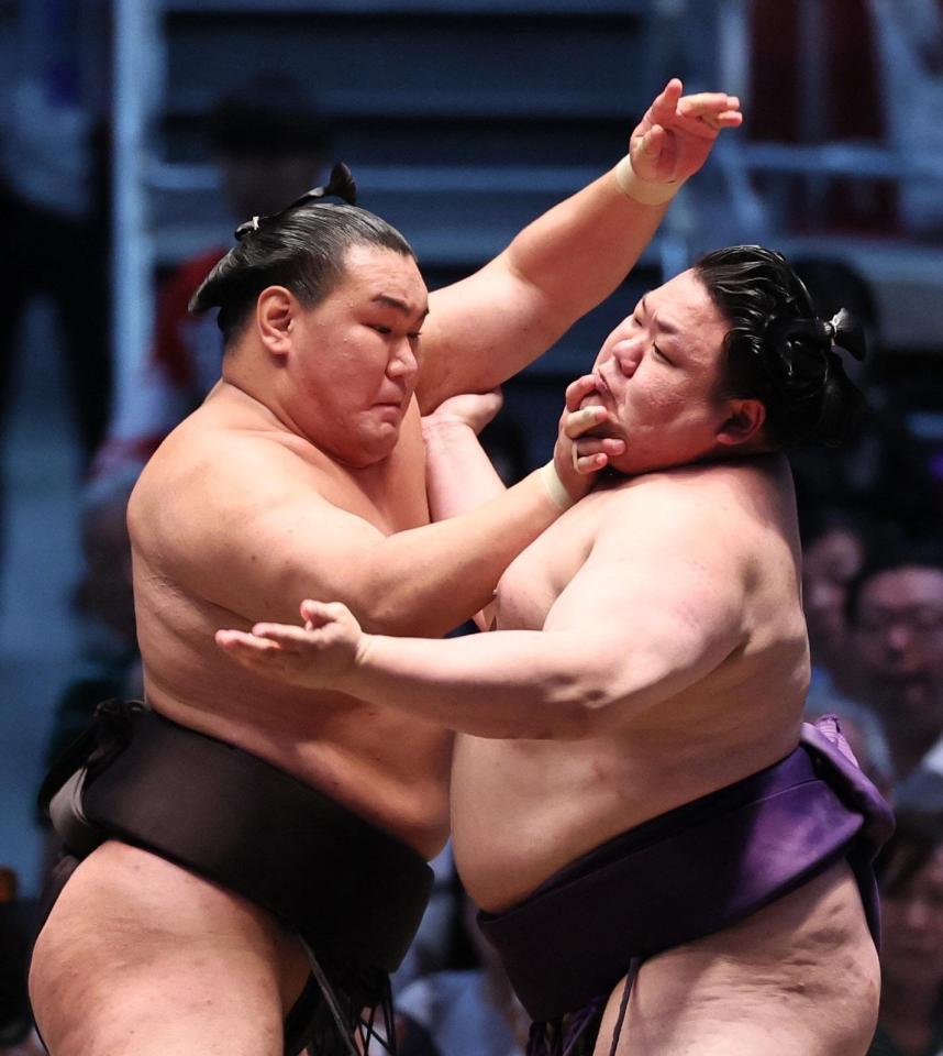 美ノ海（右）を攻める豊昇龍。突き落としで下す