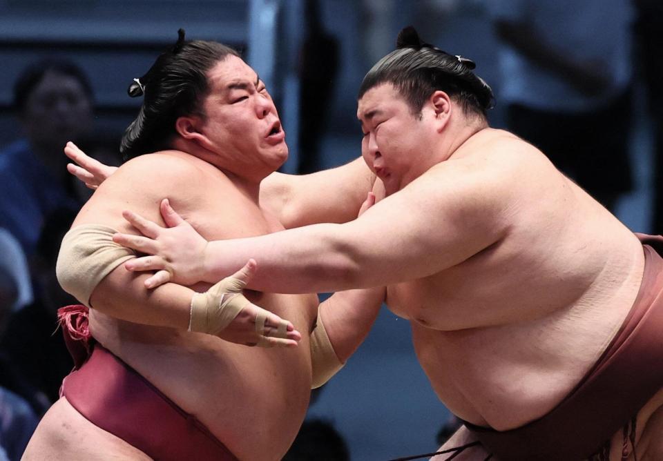 大栄翔（左）と攻め合う熱海富士