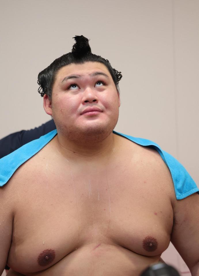 支度部屋で天井を見つめる大の里