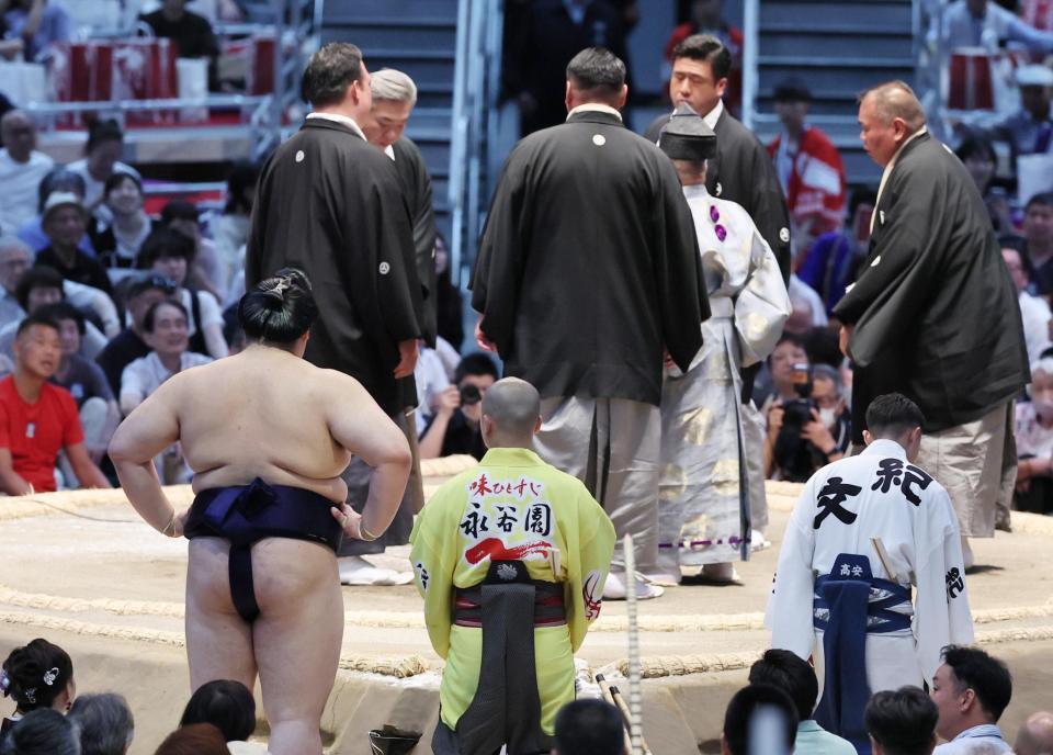 物言いがつき土俵を見つめる大の里（手前左）