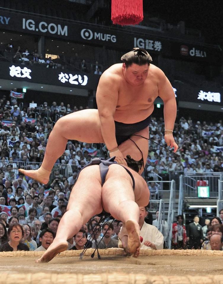 郷ノ山に押し出され飛び上がる大の里（上）。軍配差し違えで３敗目を喫した