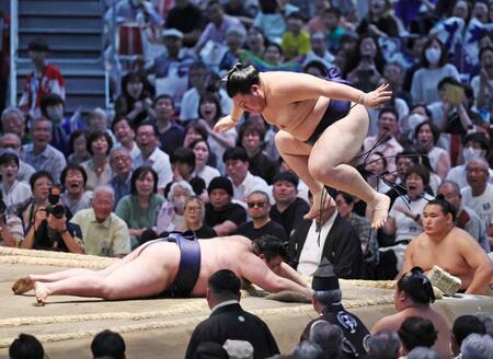 　豪ノ山に押し出され飛び上がる大の里。軍配差し違えで３敗目を喫した