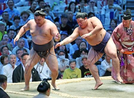 平戸海（右）が押し出しで霧島を破る