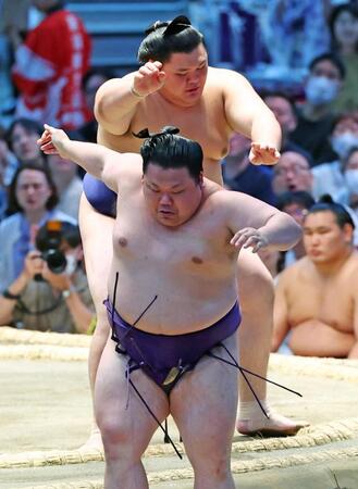 大の里（奥）が押し出しで美ノ海を下す