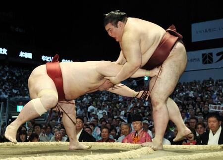 熱海富士（右）が押し出しで隆の勝に敗れる