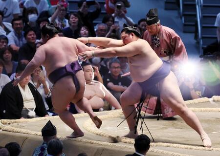 大の里（右）が押し出しで美ノ海を下す