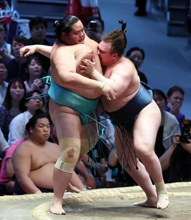 安青錦（右）が寄り切りで琴桜を破る