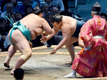 琴桜（左）と立ち合う安青錦。寄り切りで破る