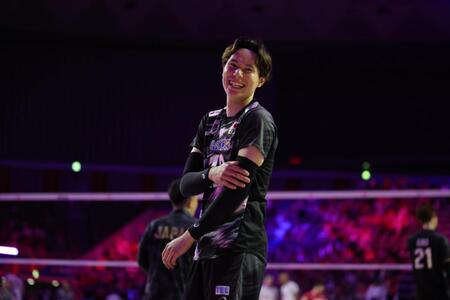 試合前、リラックスムードの高橋藍