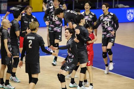 フルセットの末、カナダに勝利し、大喜びの高橋藍ら日本代表メンバー