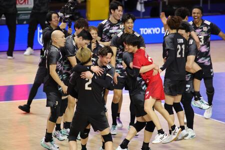 カナダに勝利し、大喜びの高橋藍ら日本代表メンバー