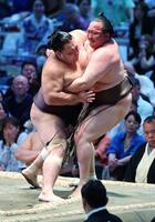 朝乃山㊧が寄り切りで千代翔馬を破る　※※　＝ＩＧアリーナ