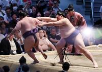 大の里（右）が押し出しで美ノ海を下す