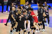 カナダに勝利し、大喜びの高橋藍ら日本代表メンバー