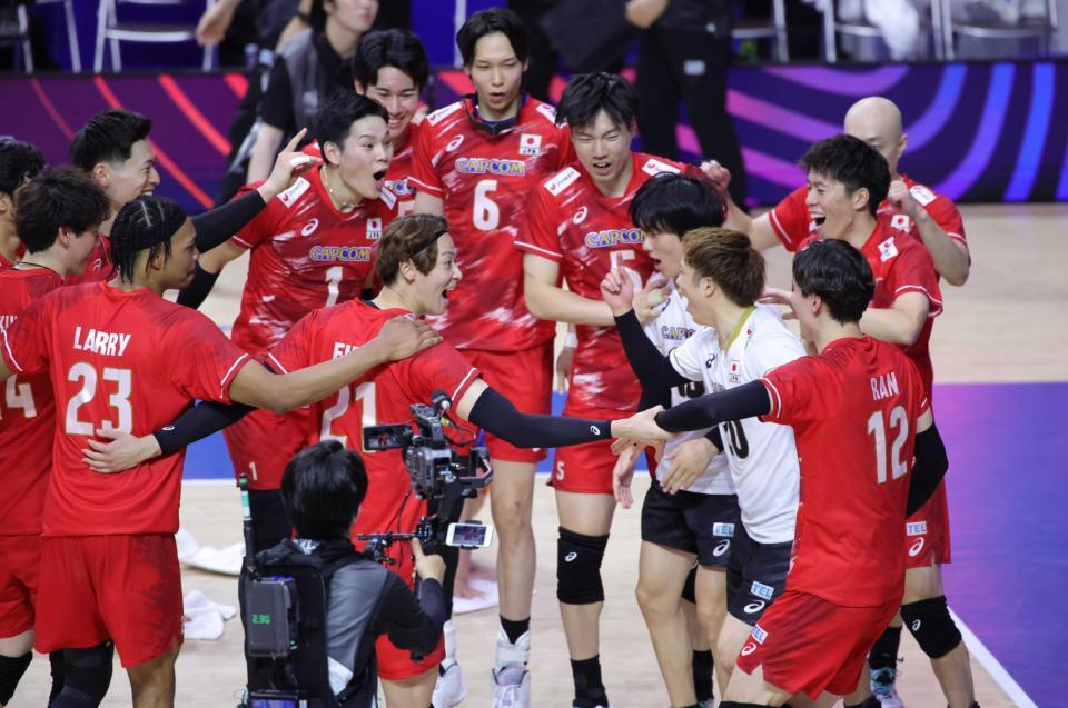 　試合を決めた高橋藍（１２）を大喜びで迎える日本代表メンバー（撮影・坂部計介）
