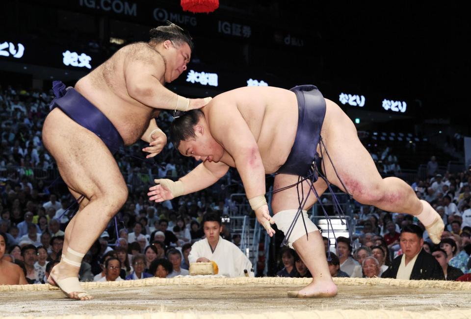 藤凌駕（右）がはたき込みで高安に敗れる