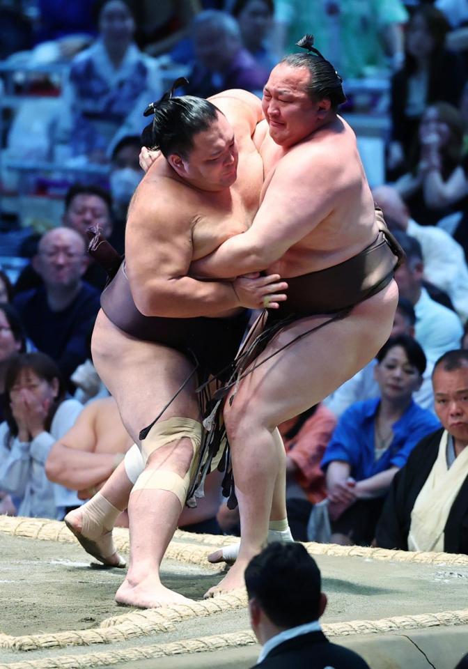 朝乃山㊧が寄り切りで千代翔馬を破る　※※　＝ＩＧアリーナ