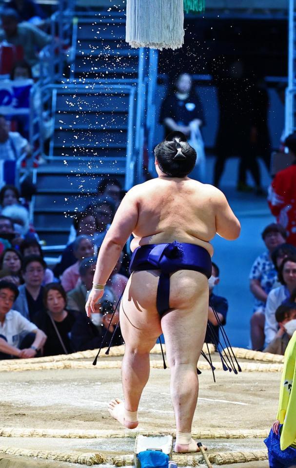 取り組みを前に塩をまき、土俵に入る大の里