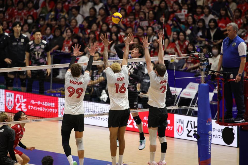 第２セット、石川佑希のスパイクが決まる