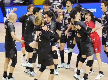 　カナダに逆転勝利し喜ぶ高橋藍（中央）ら日本の選手たち（撮影・坂部計介）