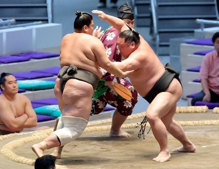 流武丸（左）を押し出しで下す大雷童（撮影・立川洋一郎）
