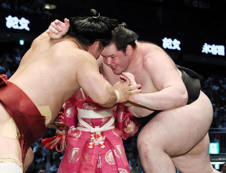 朝紅龍を攻める獅司（右）。押し出しで下す