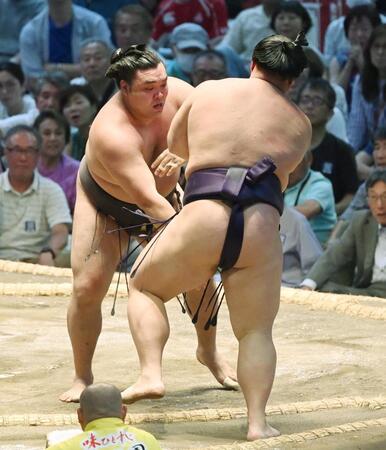 霧島（左）が押し出しで義ノ富士を下す