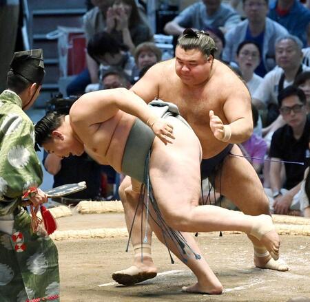 高安（右）が突き落としで欧勝馬を破る