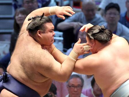 欧勝馬（右）と激しく攻め合う高安（撮影・立川洋一