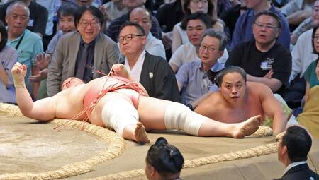 小手投げで宇良（左）を破った琴栄峰（撮影・立川洋一郎）