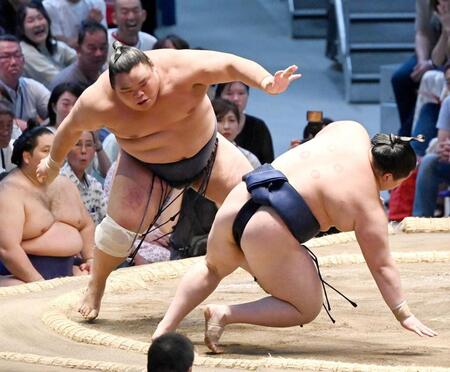 藤凌駕（左）が押し倒しで若ノ勝を破る