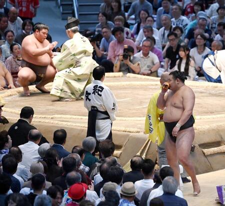 伯乃富士（奥左）に敗れ、土俵を降りる豊昇龍（手前右）