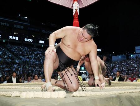 豊昇龍（手前）が切り返しで伯乃富士に敗れる