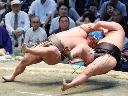 伯乃富士（左）が切り返しで豊昇龍を破る